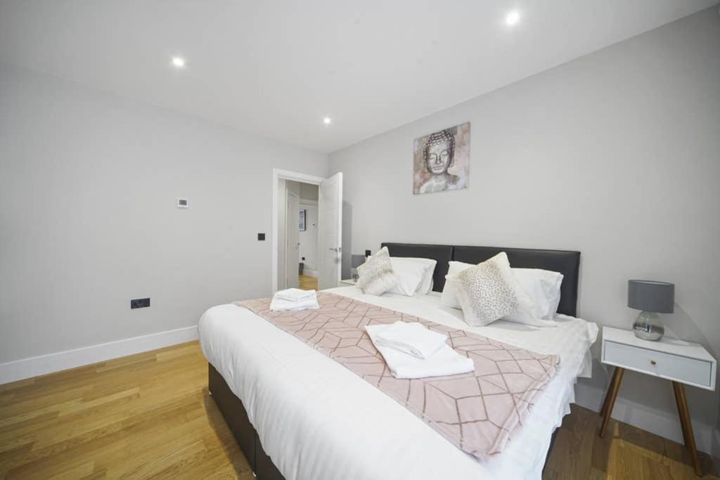 Ferienwohnung Flat 3 Bridge House Staines-upon-Thames Exterior foto