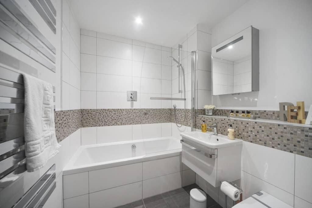 Ferienwohnung Flat 3 Bridge House Staines-upon-Thames Exterior foto